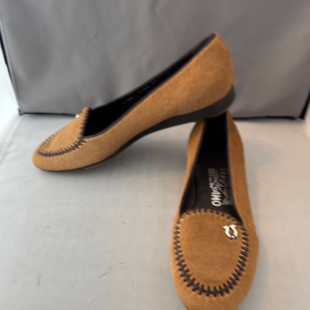Ferragamo Salvatore women’s size 6 Elegant Tan Loafers‎